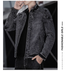 Détail d'une veste en jean gris fumé délavé avec fermetures éclair et coupe ajustée mode