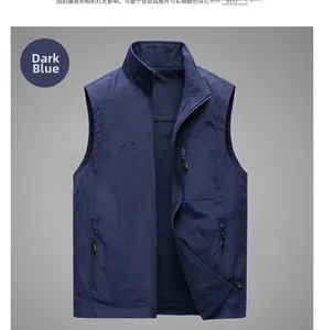 Détail du gilet polaire d'extérieur bleu marine avec poches zippées et broderie