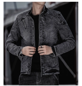 Détails de la texture denim délavé et de la fermeture éclair métallique sur cette veste slim