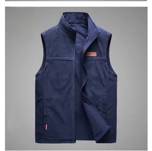 Détail du gilet polaire bleu marine avec col montant, fermeture éclair et écussons outdoor