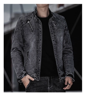Détail d'une veste en jean gris délavé coupe ajustée avec col montant et zips sur la poitrine