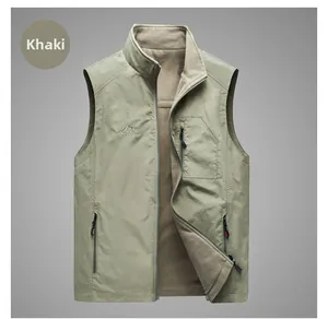 Détail du gilet polaire kaki avec col montant, poches zippées et logo brodé en gros plan