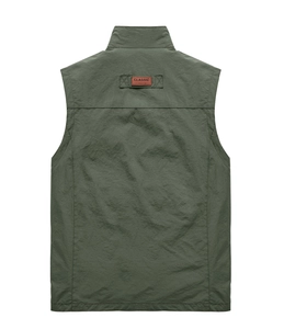 Gilet homme vert armée avec col montant et patch en cuir classique à l'arrière du vêtement