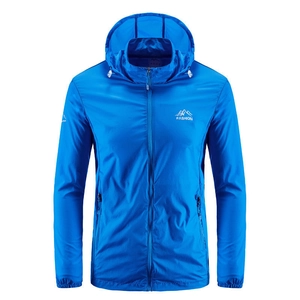 Hellblaue leichte atmungsaktive Sonnenschutzjacke mit Kapuze und Reißverschluss