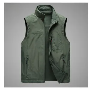 Détail de la veste d'extérieur vert armée avec poches zippées et doublure en polaire