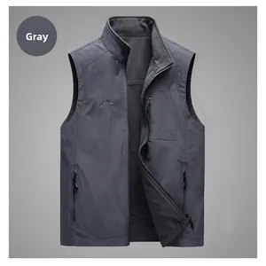 Vue détaillée du gilet d'extérieur gris avec logo brodé et design à poches multiples