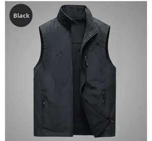 Détail du gilet polaire noir avec logo montagne brodé et poche zippée sur la poitrine