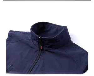 Détail de la veste bleu marine avec broderie outdoor, col montant et doublure polaire