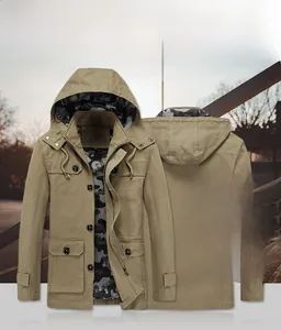 Détail de la veste décontractée kaki pour homme avec doublure camouflage et capuche amovible