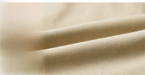 Gros plan sur le tissu en sergé de coton kaki montrant le tissage détaillé et la douceur