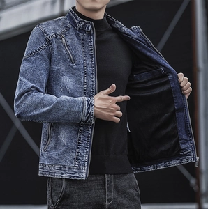 Veste en jean vintage pour homme avec col montant et détails de poches zippées en métal