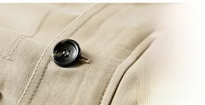 Gros plan des boutons ronds marbrés durables sur une veste en coton kaki