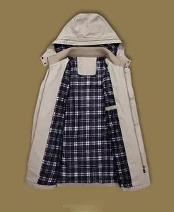 Dettaglio della giacca beige da uomo con fodera a quadri blu e tasca interna pratica