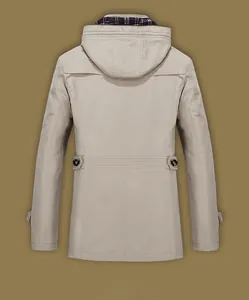 Dettaglio del parka in cotone kaki con fodera a quadretti bianchi e neri sul cappuccio