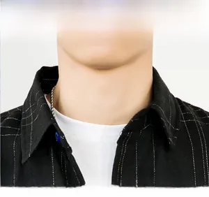 Detailaufnahme eines schwarzen Karohemds mit Stehkragen und weißem Unterziehshirt