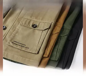 Détails de quatre vestes cargo en sergé de coton avec poches plaquées et rabats boutonnés