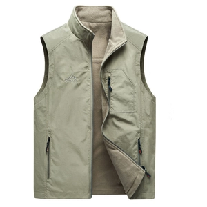 Gilet d'extérieur homme vert olive avec col montant et poches zippées vue à plat