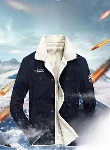 Dettaglio del parka invernale blu scuro con spessa fodera in ecopelliccia bianca e tasche