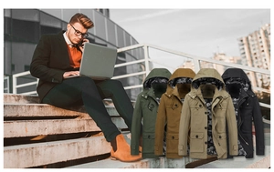 Détails de quatre vestes à capuche ajustées en vert, marron, kaki et noir