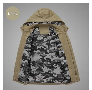 Vue détaillée de l'intérieur de la veste kaki avec doublure camouflage noir et blanc chic