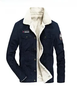 Dettaglio della giacca invernale blu scuro con fodera in sherpa bianca e patch AIS-JI