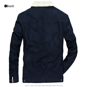 Vista posteriore di una giacca blu scuro da uomo in finto camoscio con collo in pile bianco