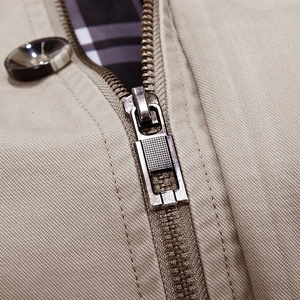 Giacca da uomo in cotone kaki con fodera classica a quadri e zip in metallo argentato