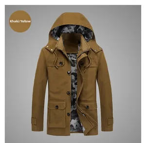 Détails d'une veste à capuche homme slim kaki avec doublure camouflage et poches