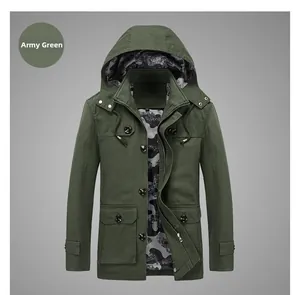 Détail d'une veste homme à capuche vert armée avec doublure camouflage et fermeture éclair