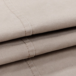 Primo piano del tessuto twill marrone kaki con cuciture a doppio punto rinforzate