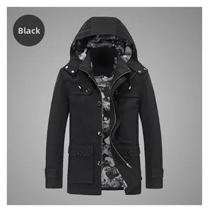 Détail d'une veste noire à capuche avec doublure camouflage et poches cargo