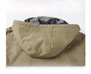 Détail de veste kaki montrant des coutures solides et une doublure au motif camouflage