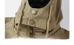 Détail du col montant coupe-vent avec boutons-pression et cordon sur veste en coton kaki