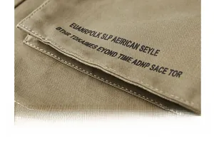 Détail de veste en sergé kaki avec texte noir imprimé sur le rabat de la poche