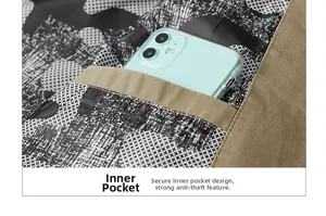 Détail de la poche intérieure d'une veste kaki montrant la capacité de rangement