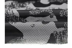 Détail de la doublure intérieure avec motif camouflage abstrait et texture synthétique