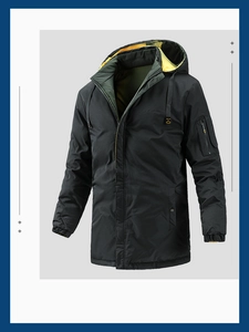 Détail de la veste à capuche pour homme avec doublure jaune et poche tactique