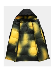 Détail d'une veste d'hiver avec tissu extérieur sombre et doublure à carreaux jaune dégradé