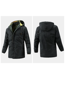 Vues avant et arrière du manteau d'hiver pour hommes avec poche de manche jaune