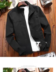 Détail d'une veste décontractée noire pour homme avec poignets en maille côtelée