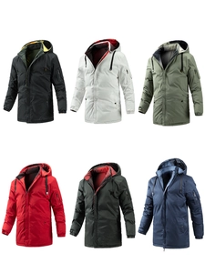 Vue détaillée des vestes d'hiver pour hommes avec capuche en plusieurs couleurs et poches