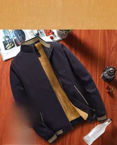 Detail der Herren-Fleecejacke in Marineblau mit gelbem Futter und gestreiften Bündchen