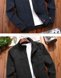Détail de vestes homme à col montant en bleu marine et noir sur fond de bois vintage