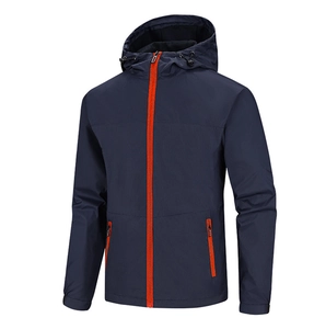 Dettaglio della giacca a vento blu navy con cerniere arancioni e tessuto impermeabile
