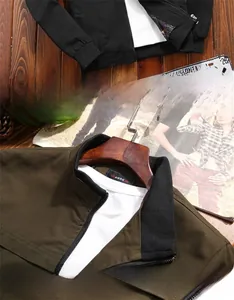 Détail du col côtelé et fermeture éclair métallique sur vestes pour hommes noir et olive
