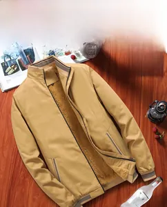 Detailansicht der taupefarbenen Fleece-Jacke mit Stehkragen und weichem Innenfutter