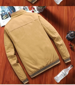 Detailansicht der Rückseite der Khaki Fleecejacke mit gestreiftem Rippstrickbündchen