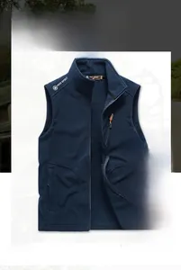 Detailopname van donkerblauwe fleece bodywarmer met opstaande kraag en ritszak op de borst