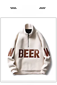 Détail de la veste polaire beige montrant le tissu Sherpa et la broderie BEER appliquée