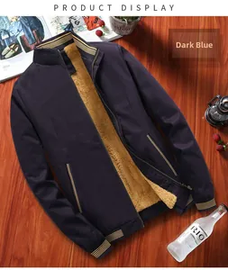 Detail der Herren-Stehkragenjacke in Marineblau mit warmem gelbem Fleecefutter-Design